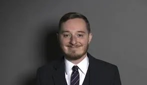 Maestro Avvocato Lachlan HOLMES
